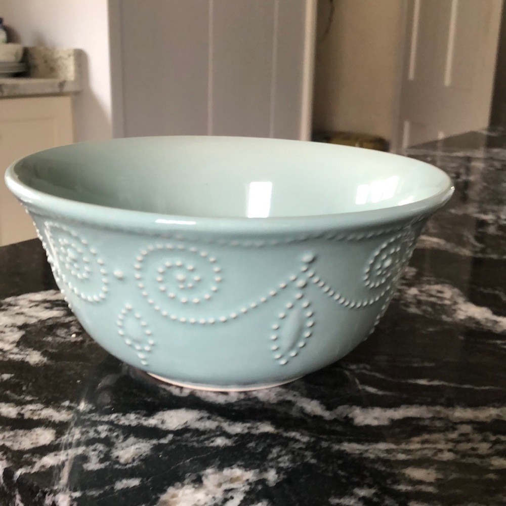 Classic Solutions light blue raised pearl design bowl